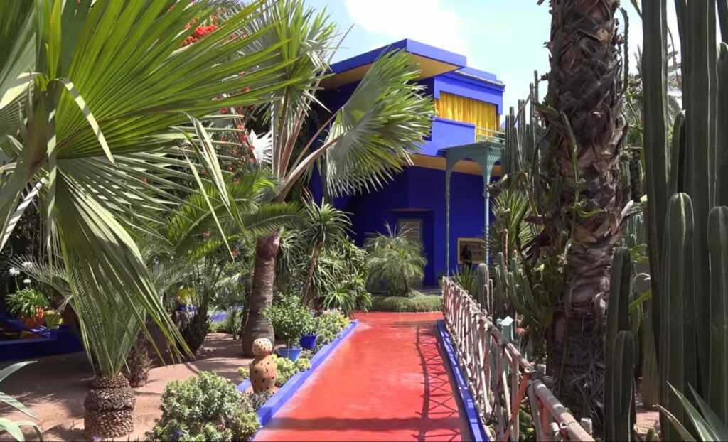 Diseñado por Majorelle, cuando Marruecos estaba administrado por Francia y es un punto de partida de las rutas desde Marrakech y desde Tánger